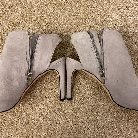 Via Spiga Gray Suede Peep Toe Heels 5M - Picture 11 of 12